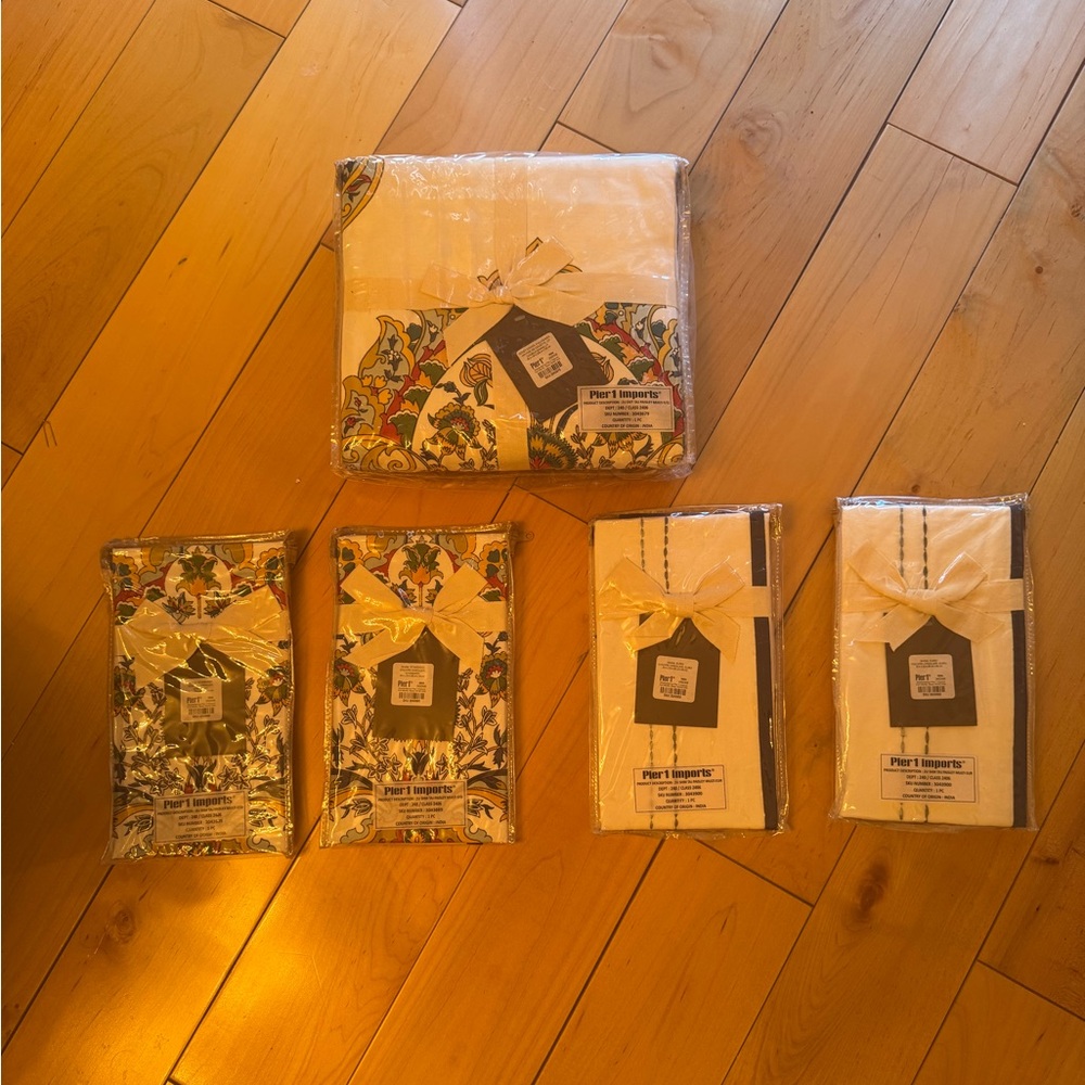 ✅Last Chance✅ NWT Rare Pier 1 Paisley-Multi Bedding Set (1 Duvet & 4 Shams)